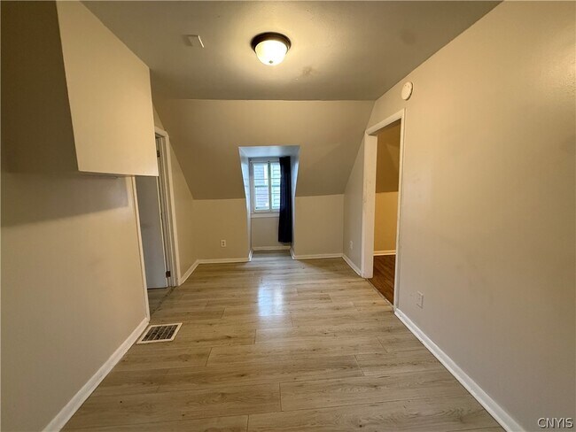 Foto del edificio - 708 E Laurel St