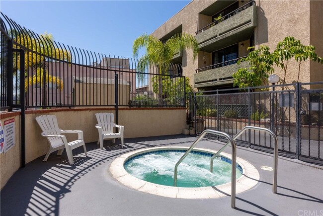 Jacuzzi and Sunbathing area - 1237 E 6th St