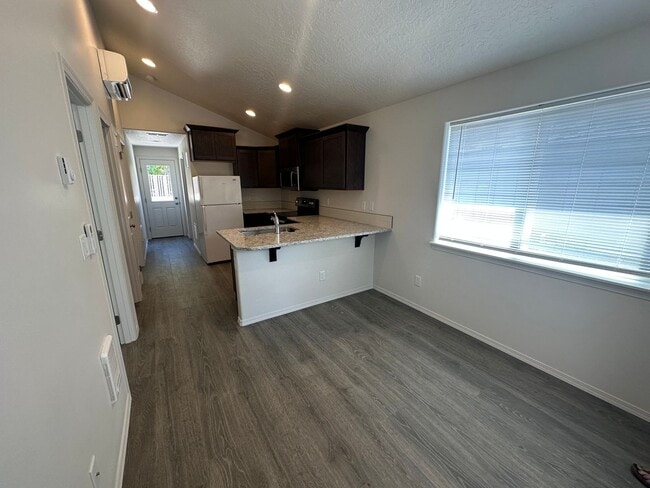 Building Photo - MIDTOWN Newer 2 Bdrm Cottage, 1 bath, Air Conditioning, Laundry Room, Large Patio, Off Street Par...