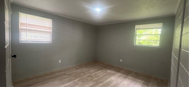 Building Photo - 1308 E Roosevelt Ave