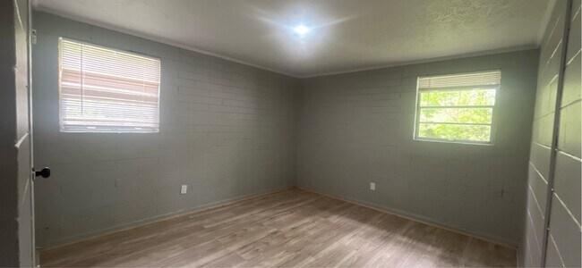Foto del edificio - 1308 E Roosevelt Ave