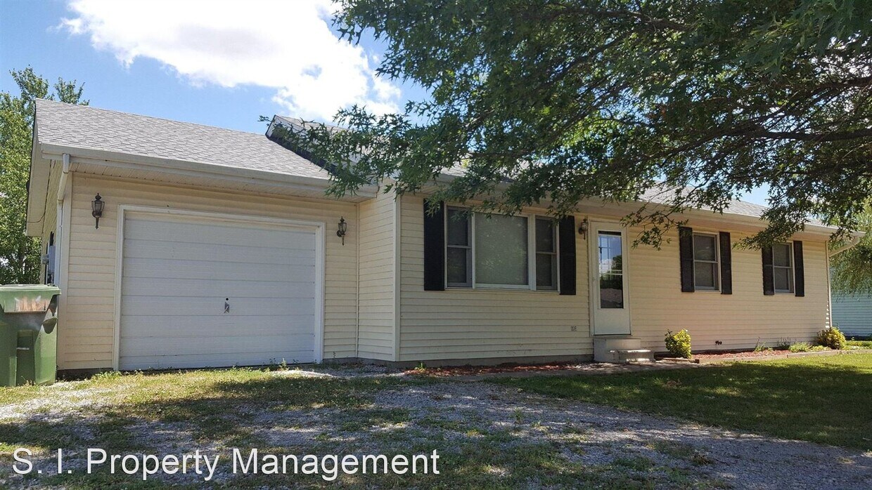 Foto principal - 3 br, 1.5 bath House - 105 N. Lawrence St.