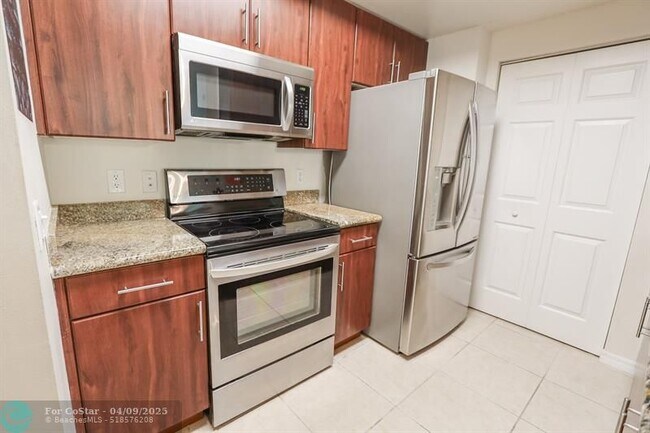 Foto del edificio - 2421 NE 65th St