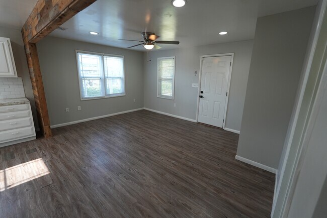 Building Photo - 405 S 60th W Ave