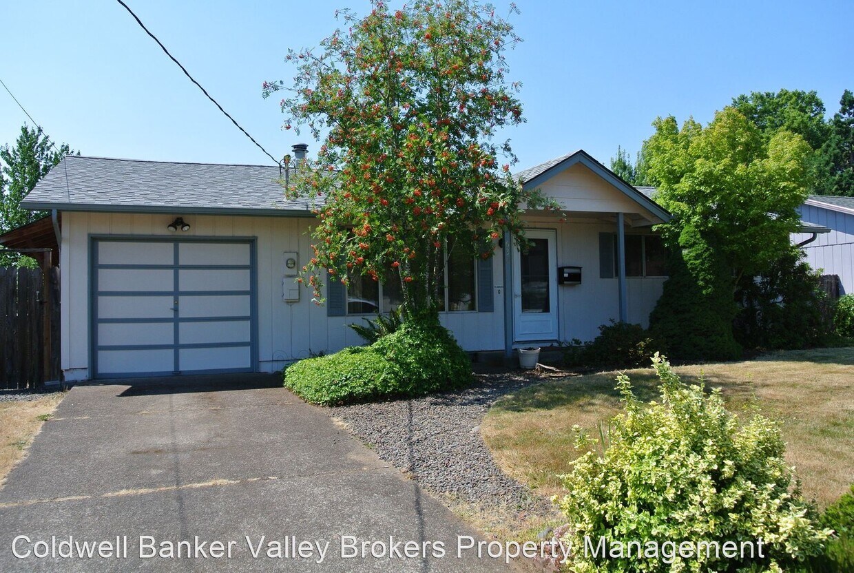 Primary Photo - 3 br, 2 bath House - 630 NW Oak Avenue