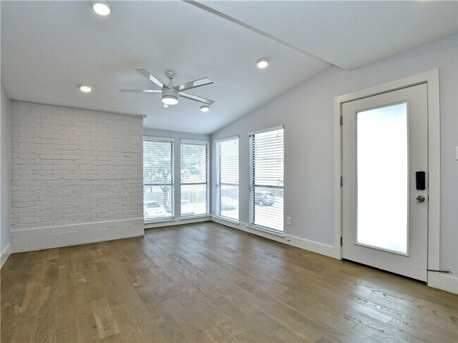 Building Photo - 909 Reinli St