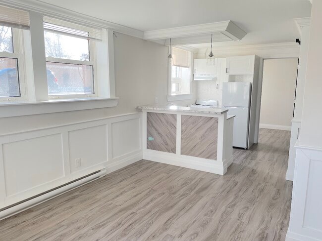 Building Photo - 1495 Gladstone Ave