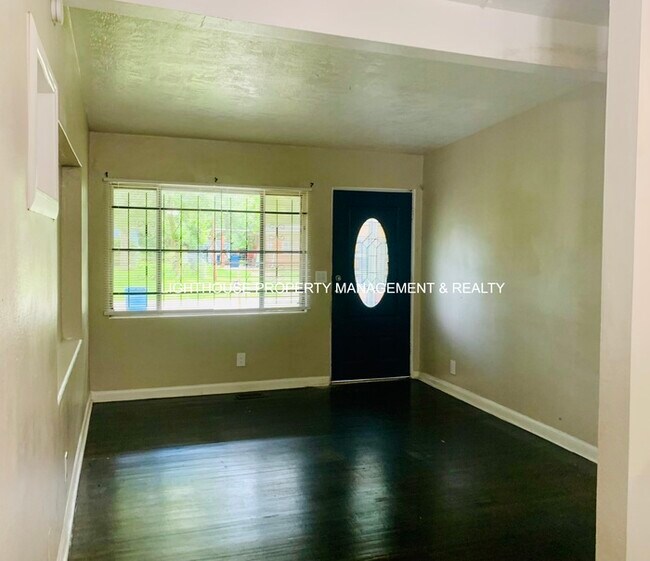 Foto del edificio - Huge 4 Bedroom Home With Sunroom And Garage