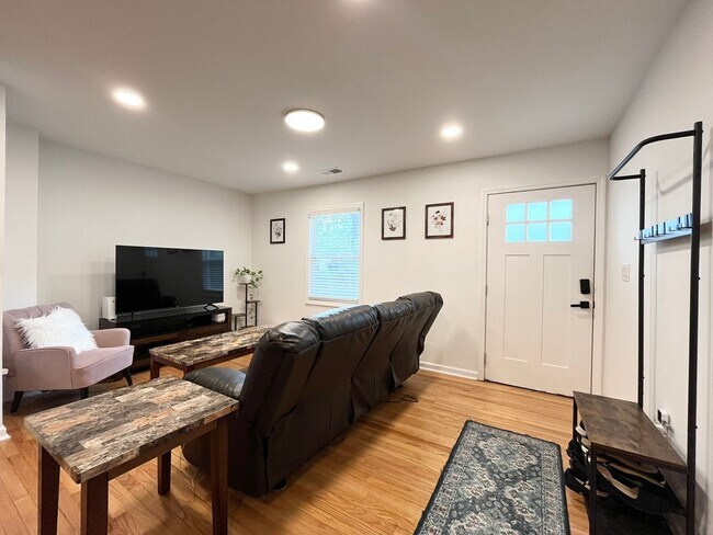 Foto del edificio - Modern 3BD, 2BA Near Downtown Durham with Assigned Off-Street Parking and Backyard
