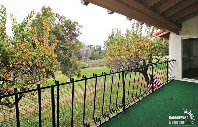 Building Photo - 3Bdm Top Floor Condo With Golf Course Views