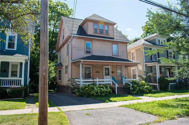 Building Photo - 951 Lancaster Ave