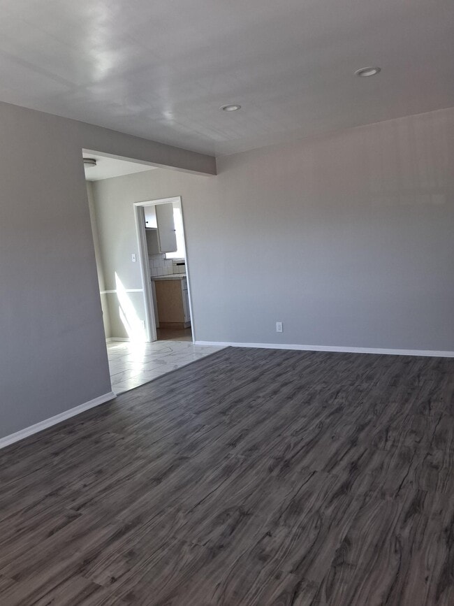 Building Photo - 1421 W 84th Pl