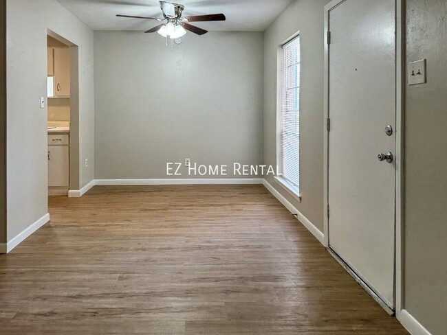 Building Photo - Price to Lease Fast! $795/mth!