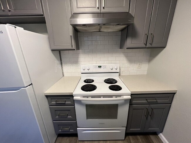 Foto del edificio - 141 Agua Caliente Rd W