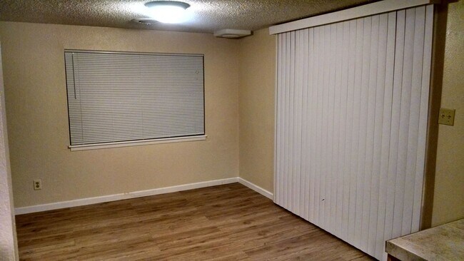 Building Photo - Two Bedroom Duplex in Capitan Close to the...