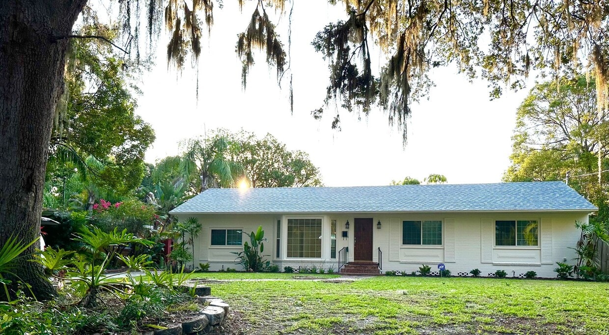 Primary Photo - Great 4 Bedroom Mid-Century Home on 1/4 Ac...