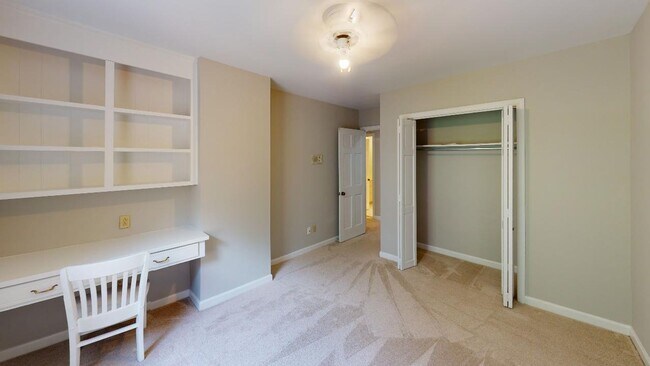 Foto del edificio - 6619 Bunker Hill Cir