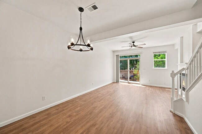 Foto del edificio - 2,640.95, 2 Bed, 2.5 Bath Townhome in Arvada with Central AC, and attached Garage!