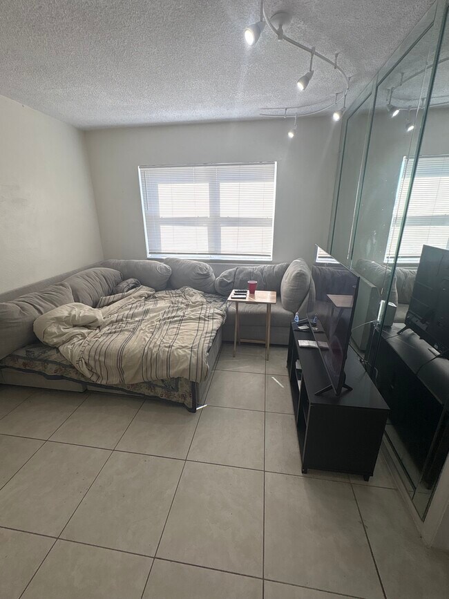 Building Photo - 2238 Monroe St