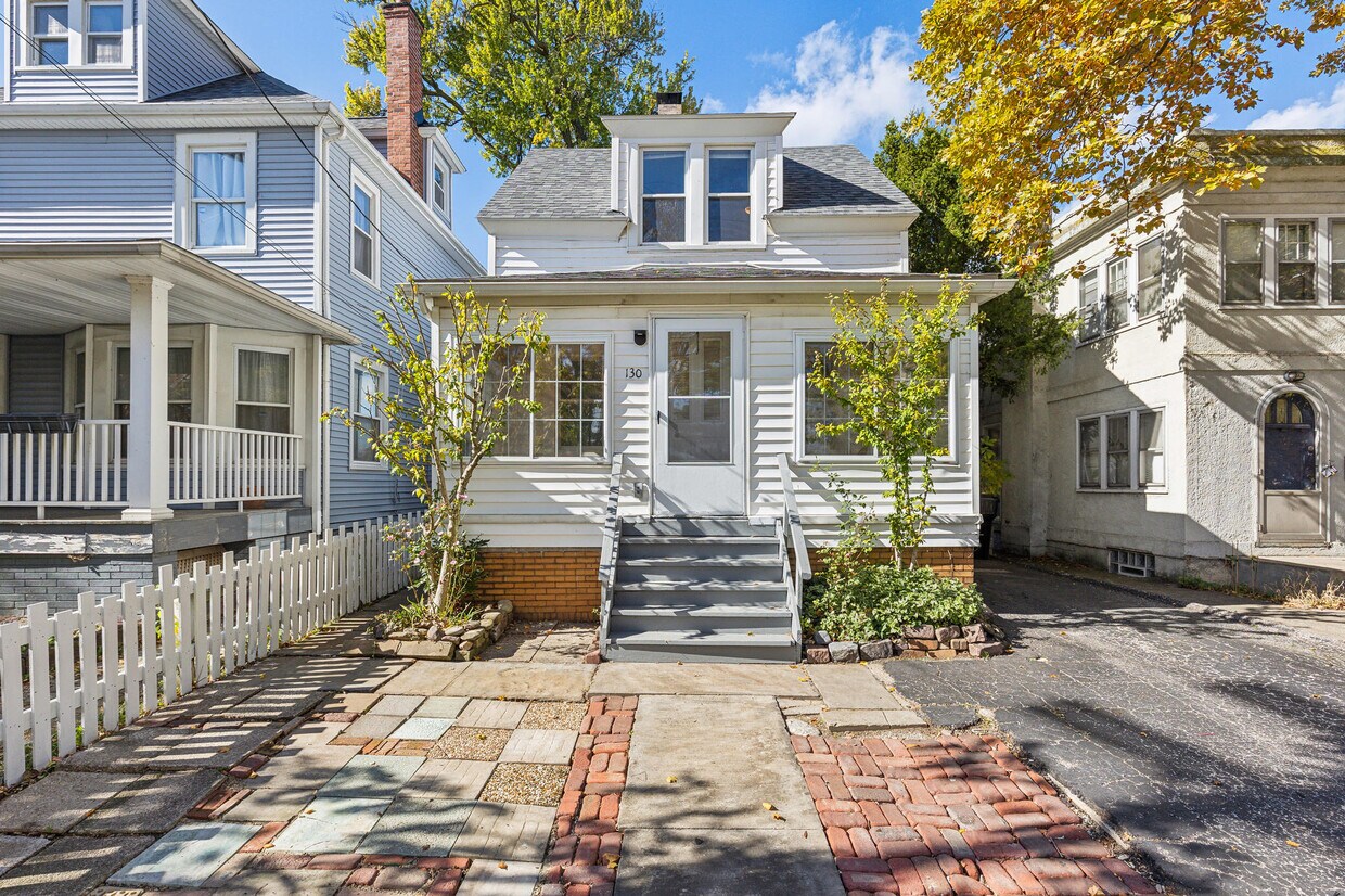 Primary Photo - Charming North Collinwood Cottage