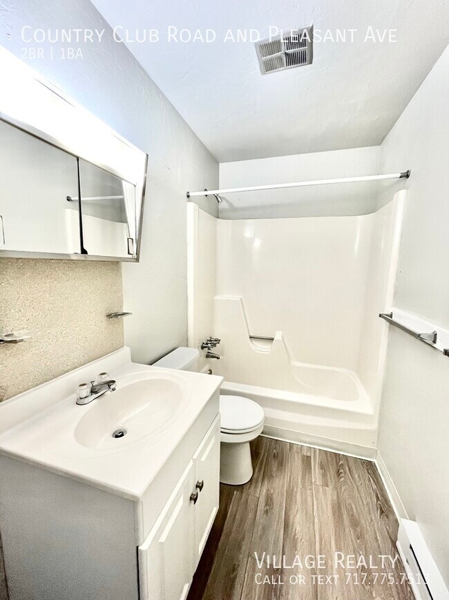 Building Photo - Roomy 2-bed w/ on-site laundry & playgroun...