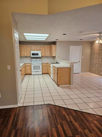 Building Photo - 812 Twin Creek Dr