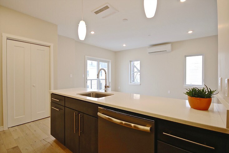 Primary Photo - Gorgeous 1 Bedroom In Portland's West End