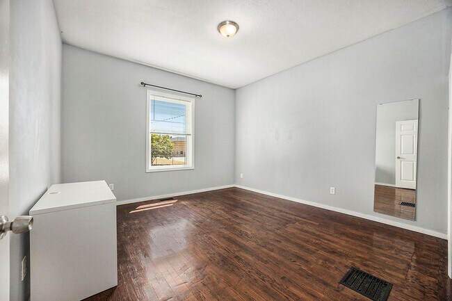 Foto del edificio - Spacious 5BR/2.5BA in Creston with Garage & Fenced Backyard