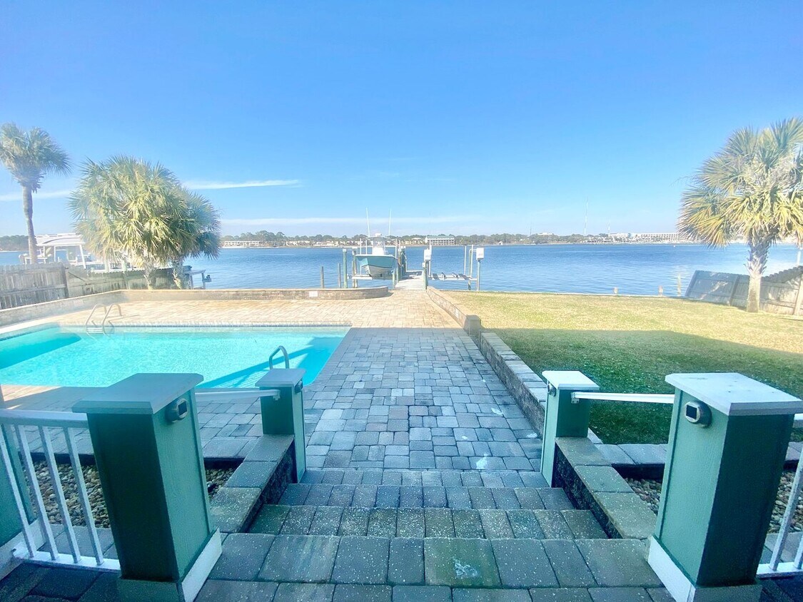 Foto principal - WOW! BEAUTIFUL 3 bedroom WATERFRONT fully ...
