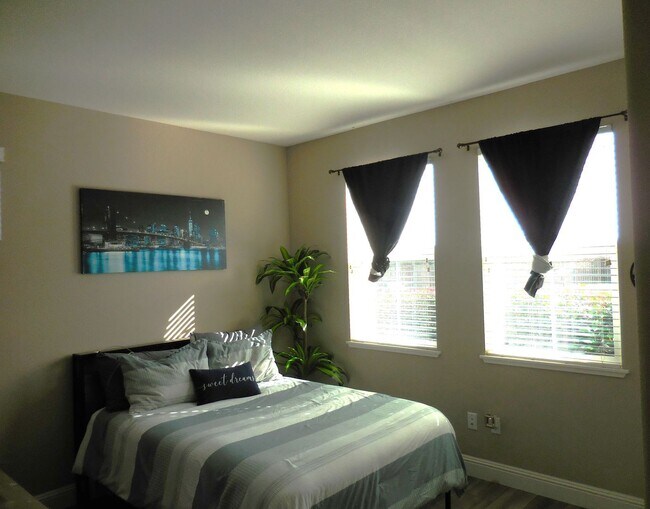 Foto del edificio - Spacious Single-Story Home with Pool, Solar & Outdoor Kitchen