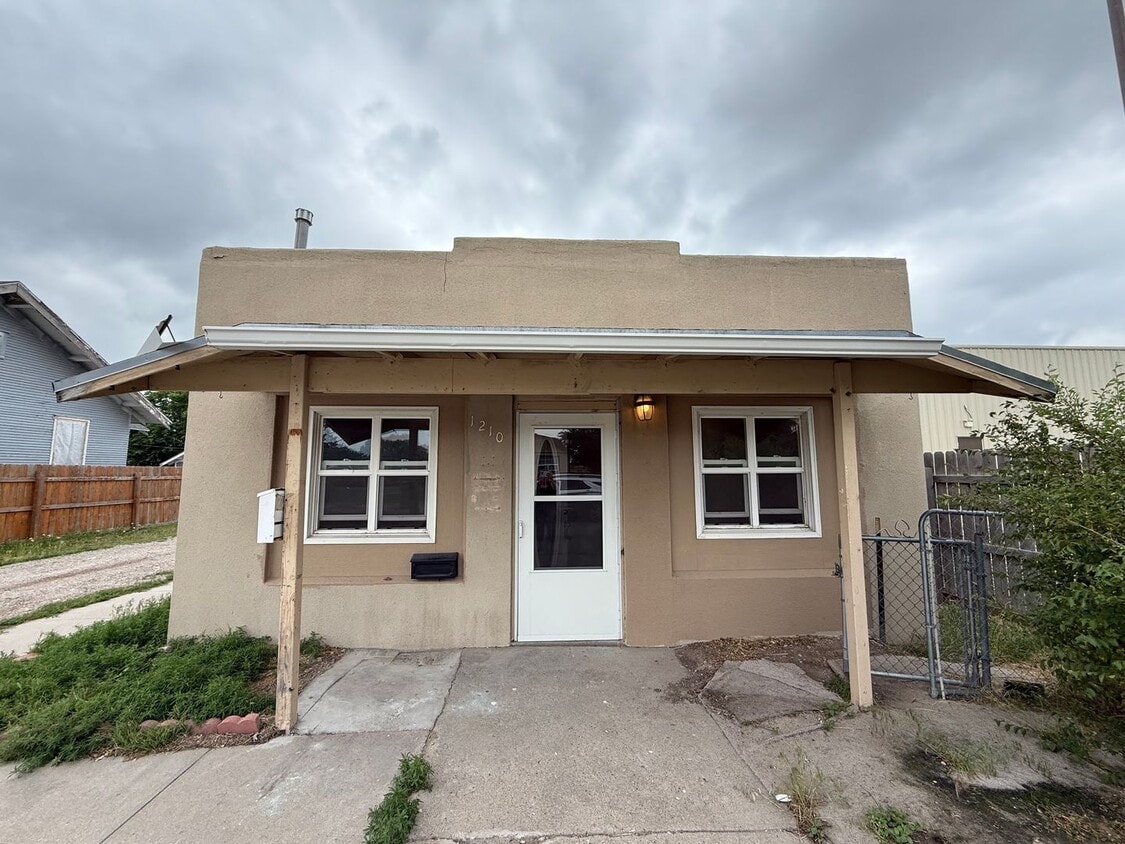 Primary Photo - One bedroom, One bathroom front/back duplex. Pet Friendly! Located in Scottsbluff!