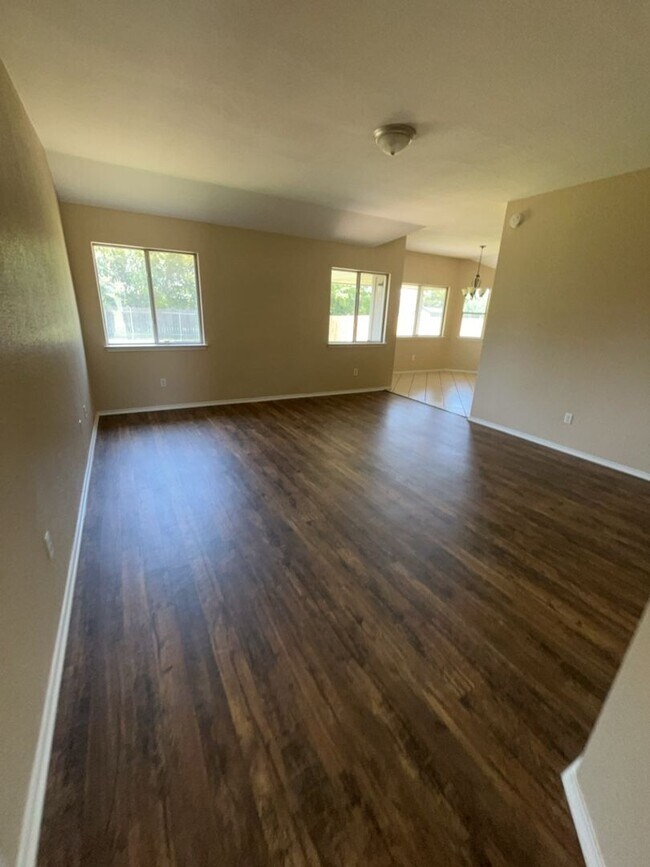 Foto del edificio - NEW IN MANAGEMENT - AVAILABLE NOW!