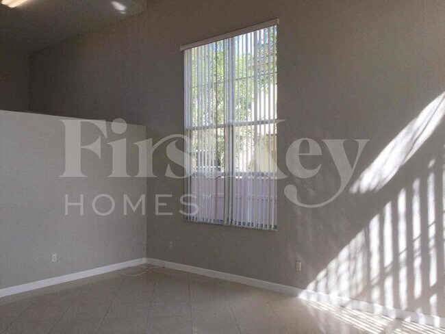 Building Photo - 1242 NE 37th Pl