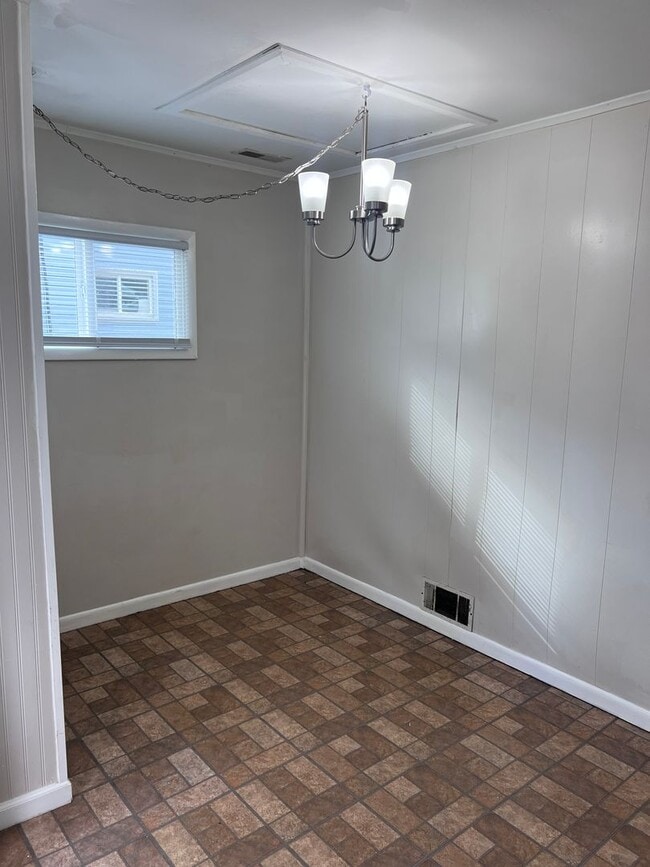 Building Photo - 3 bedroom 1 bathroom House