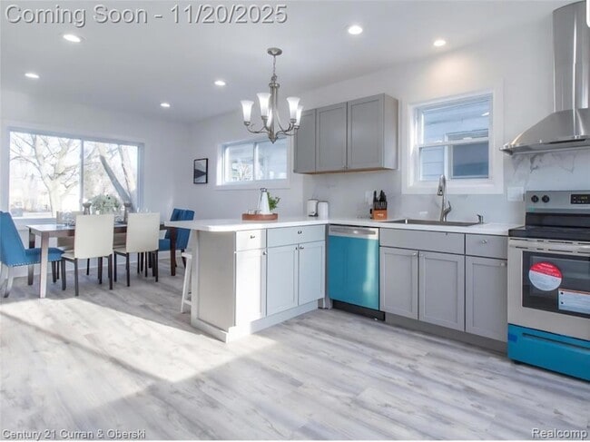 Building Photo - 279 Manistique St