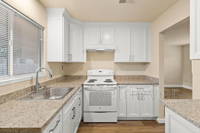 Building Photo - 940 Palm Cir