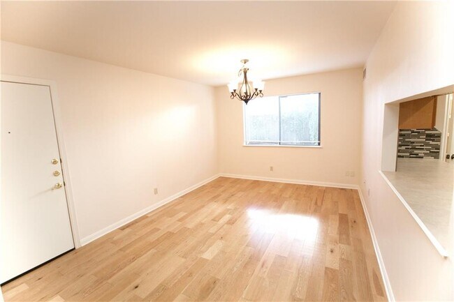Foto del edificio - 4700 Running Deer Dr