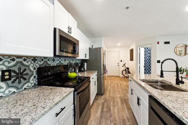 Foto del edificio - 9720 Lake Point Ct