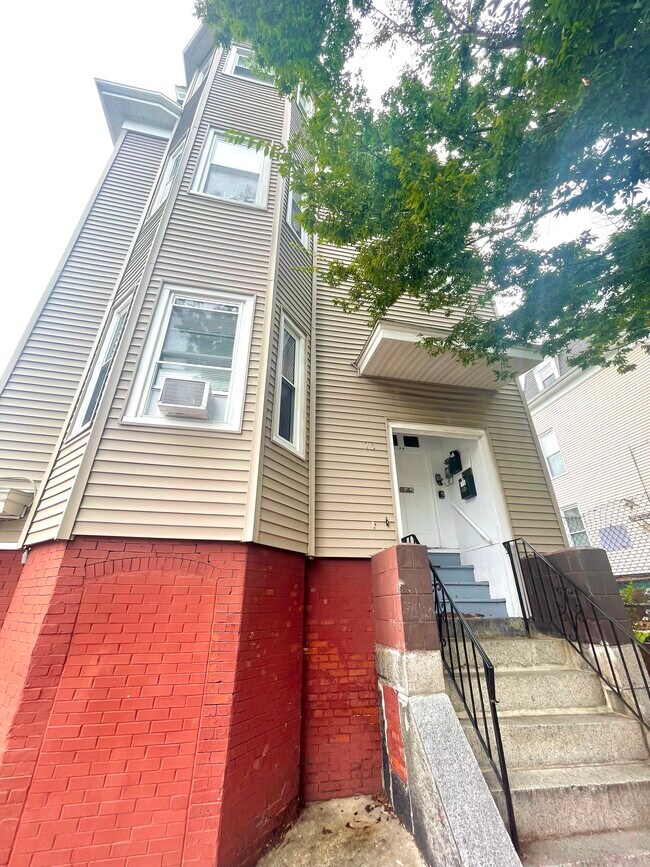 Building Photo - 75 Putnam St