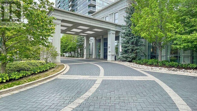 Photo du bâtiment - 15-1815 Greenview Ave