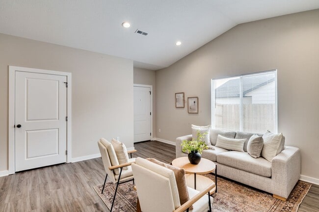 Building Photo - Decarsky Park Alex Model