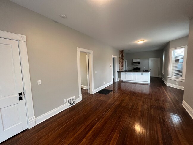 Building Photo - Fully Remodeled 2 Bed 1 Bath!!