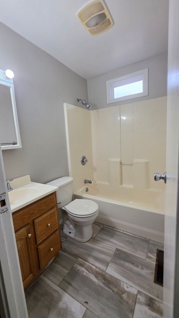 Foto del edificio - 1418 Hollycrest Dr