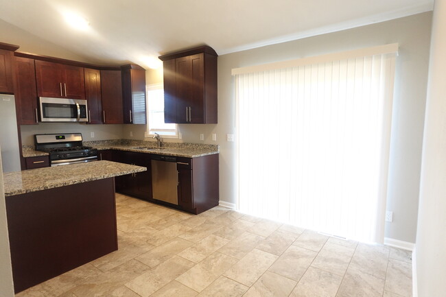 Foto del edificio - 2140 Maxine Ln