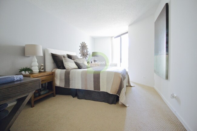 Photo - 732 N Dearborn St Apartment