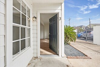 Building Photo - 1011 W 10th St