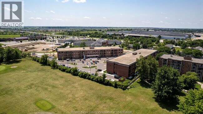 Photo du bâtiment - 3160 Meadowbrook Ln