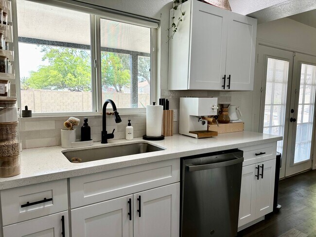 Foto del edificio - BEAUTIFULLY UPGRADED HOME WITH A HUGE RESO...