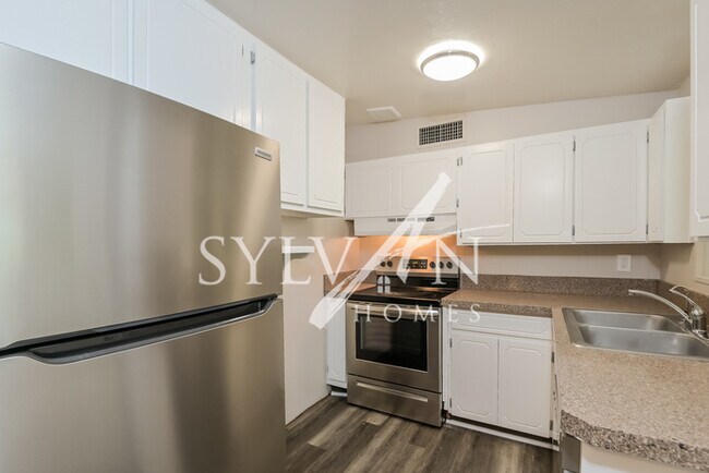 Foto del edificio - Recently upgraded brick home ready to rent!