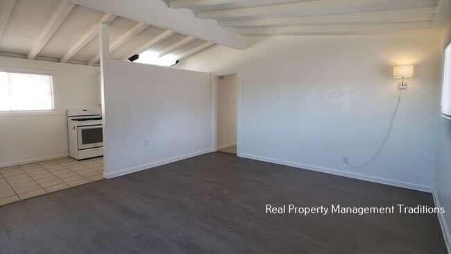 Building Photo - Cute 4 + 2 in West Lancaster!